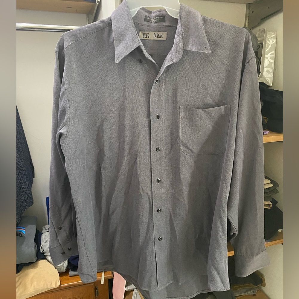 One needle tailored button down. Made with 65% Polyester and 35% Rayan. Size XXL
